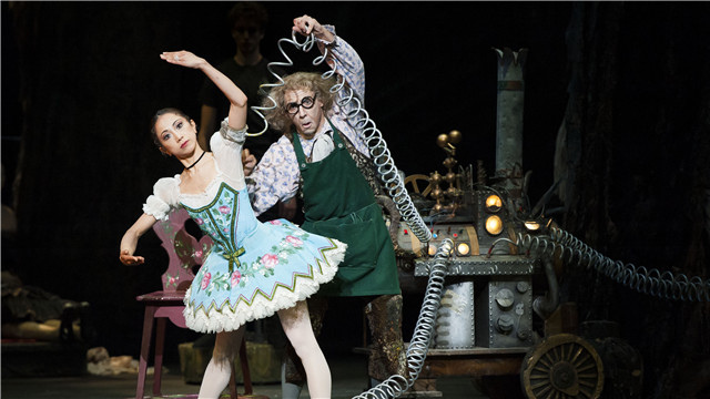 英国国家芭蕾舞团献演《葛佩莉亚》,《天鹅湖》